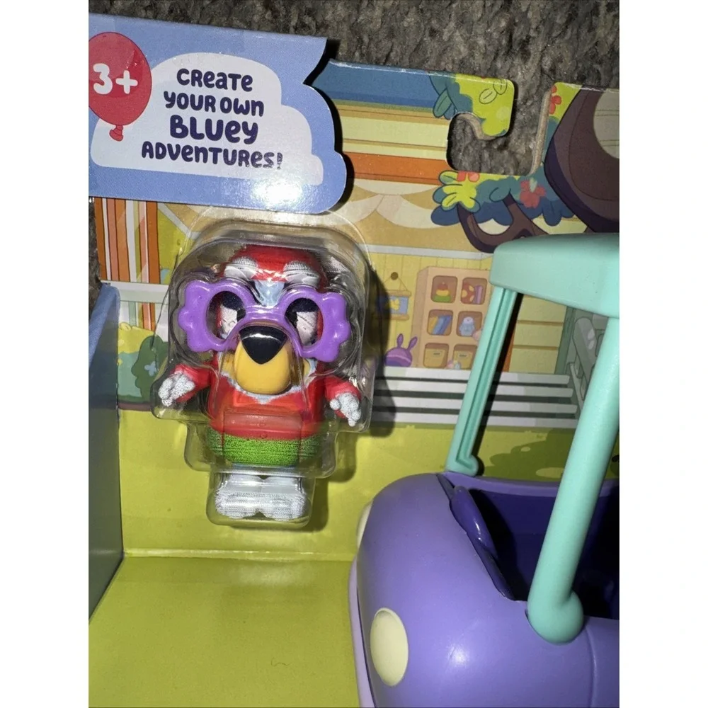 BLUEY Granny Car with Janet Toy Figure Playset Grannies Vehicle Pack NEW